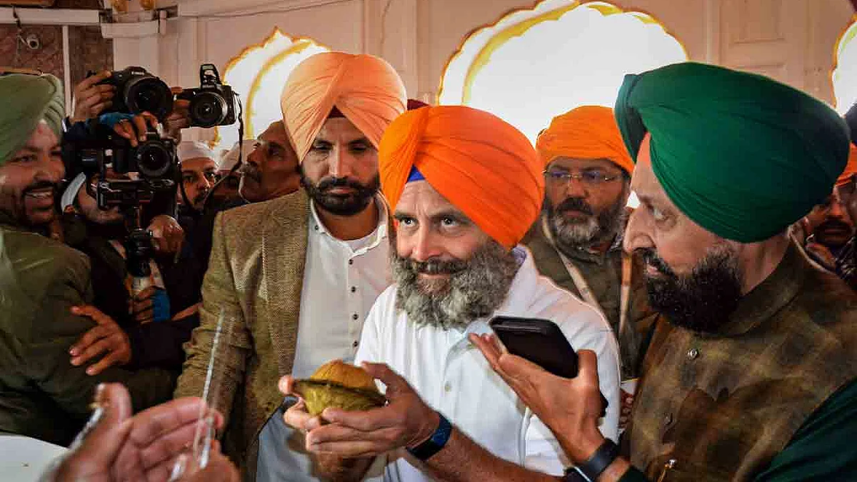 Donning a turban, Gandhi paid obeisance at the sanctum sanctorum of the Golden Temple.