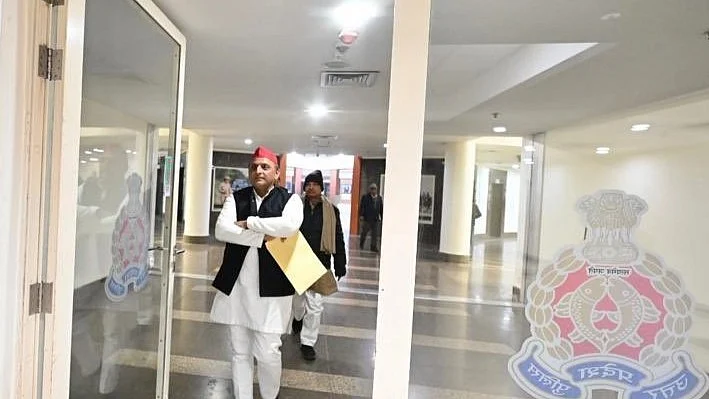 Akhilesh Yadav at Uttar Pradesh police headquarters in Lucknow on Sunday