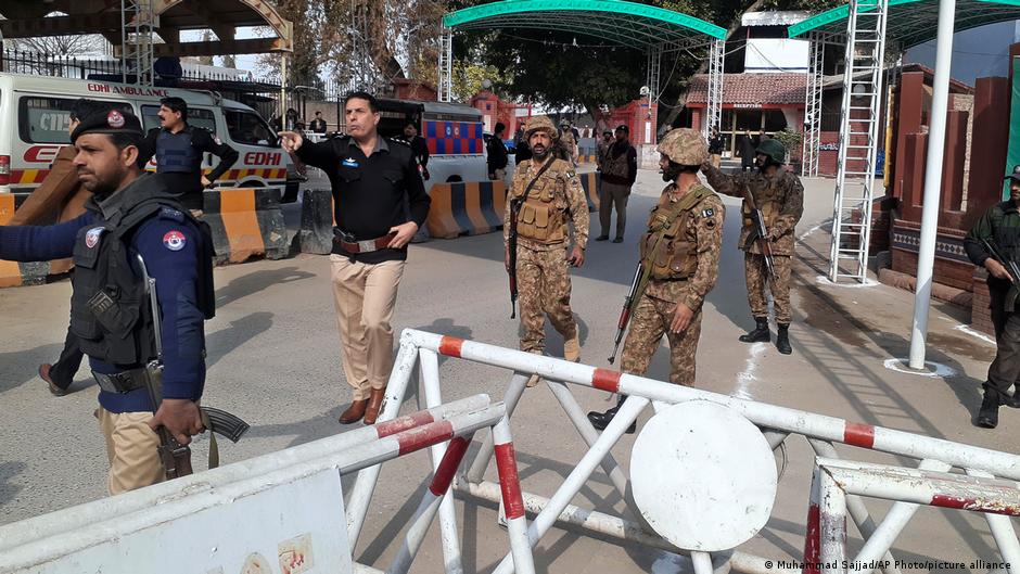Pakistan: Blast near mosque in Peshawar leaves dozens dead