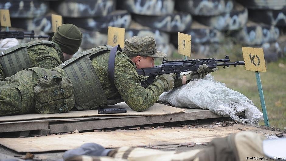 Russian men keep fleeing abroad to avoid fighting in Ukraine - Vimarsana News