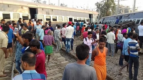 Uttar Pradesh New Farakka Express Derails Near Rae Bareli 7 Dead Mohammed rafi — tumse achha kaun hai — скачать. uttar pradesh new farakka express