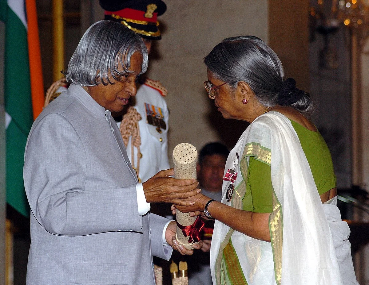 Former president, Dr. A.P.J. Abdul Kalam presenting Padma Shri to Smt. Sugatha Kumari during Investiture Ceremony at Rashtrapati Bhavan in New Delhi on March 29, 2006