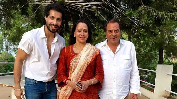 Sidhu with BJP MP Hema Malini and her husband Dharmendra
