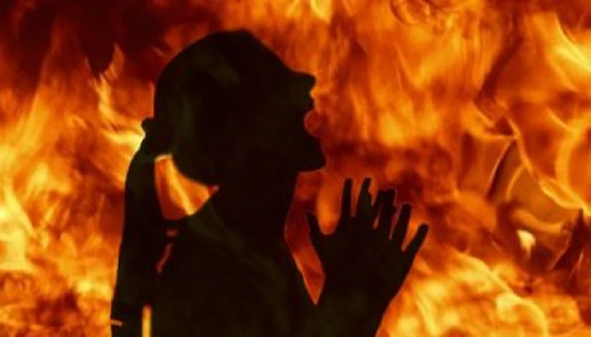 UP student says she was set on fire after failed gang-rape attempt; police says she changed claims