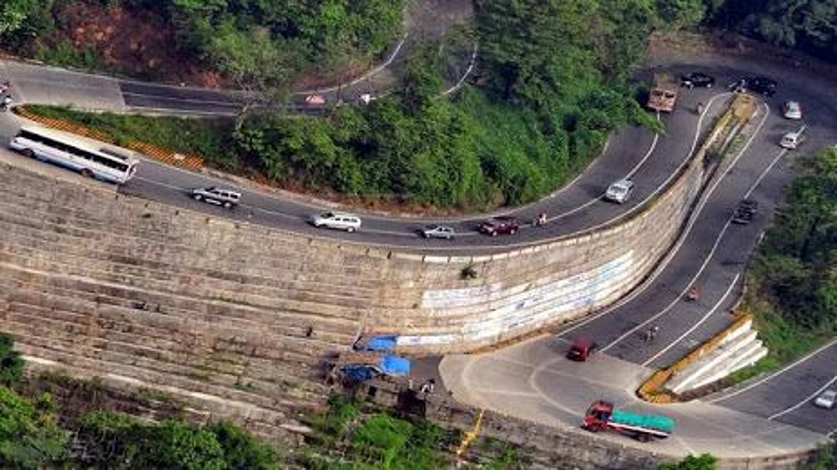 Traffic curbs imposed in Thamarassery ghat road following landslide, road improvement works