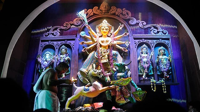 हिंसा की यादों को भुलाकर दुर्गा पूजा की तैयारी में जुटा बशीरहाट