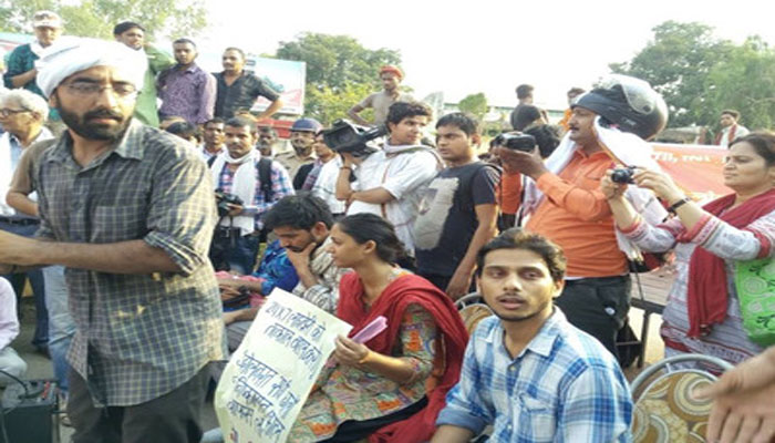 1000 छात्राओं पर दंगे की एफआईआर : मोदी जी, ऐसे पढ़ेगी बेटी
