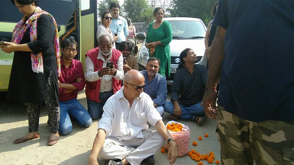 भगवा संगठनों के विरोध के बीच कारवां-ए-मोहब्बत ने
दी पहलू खान को श्रद्धांजलि