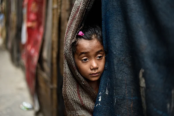 दिल्ली में मौजूद रोहिंग्या मुस्लिम कैंप में रह रही एक बच्ची/ फोटो: Getty Images
