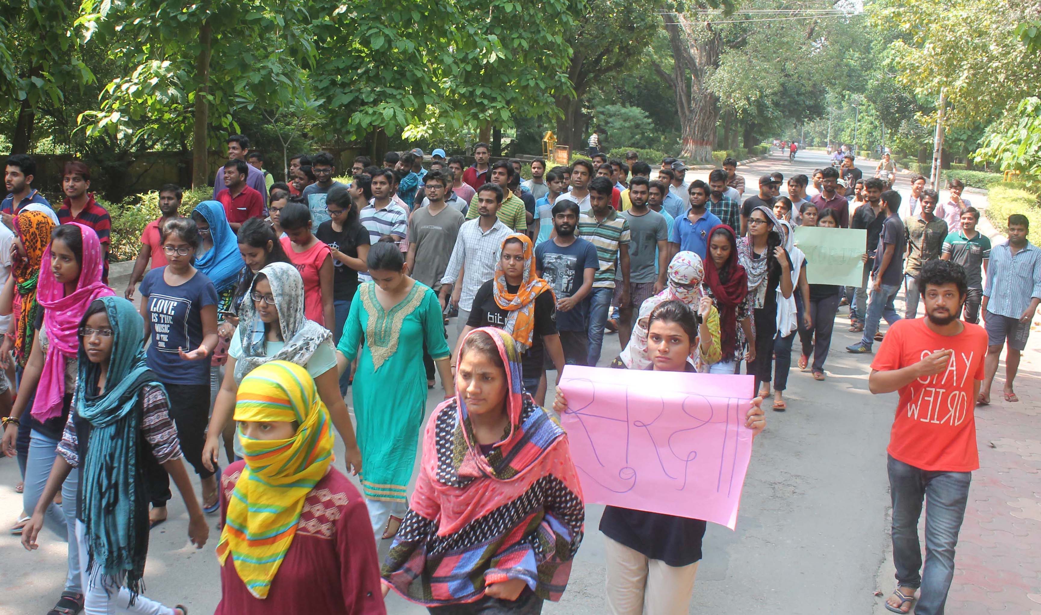 बीएचयू लाठीचार्ज : ठोस कार्रवाई नहीं, सिर्फ दिखावे के लिए कुछ पुलिस वाले इधर-उधर