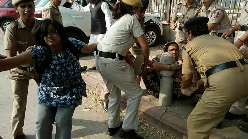 बेटे के लिए दर-दर भटकती नजीब की मां से बदसुलूकी, घसीटकर ले गई पुलिस
