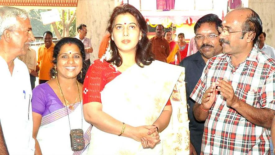 करारी शिकस्त से बौखलाई बीजेपी, केरल में नेता बोलीं, विरोधियों की आँखें निकाल लेंगे