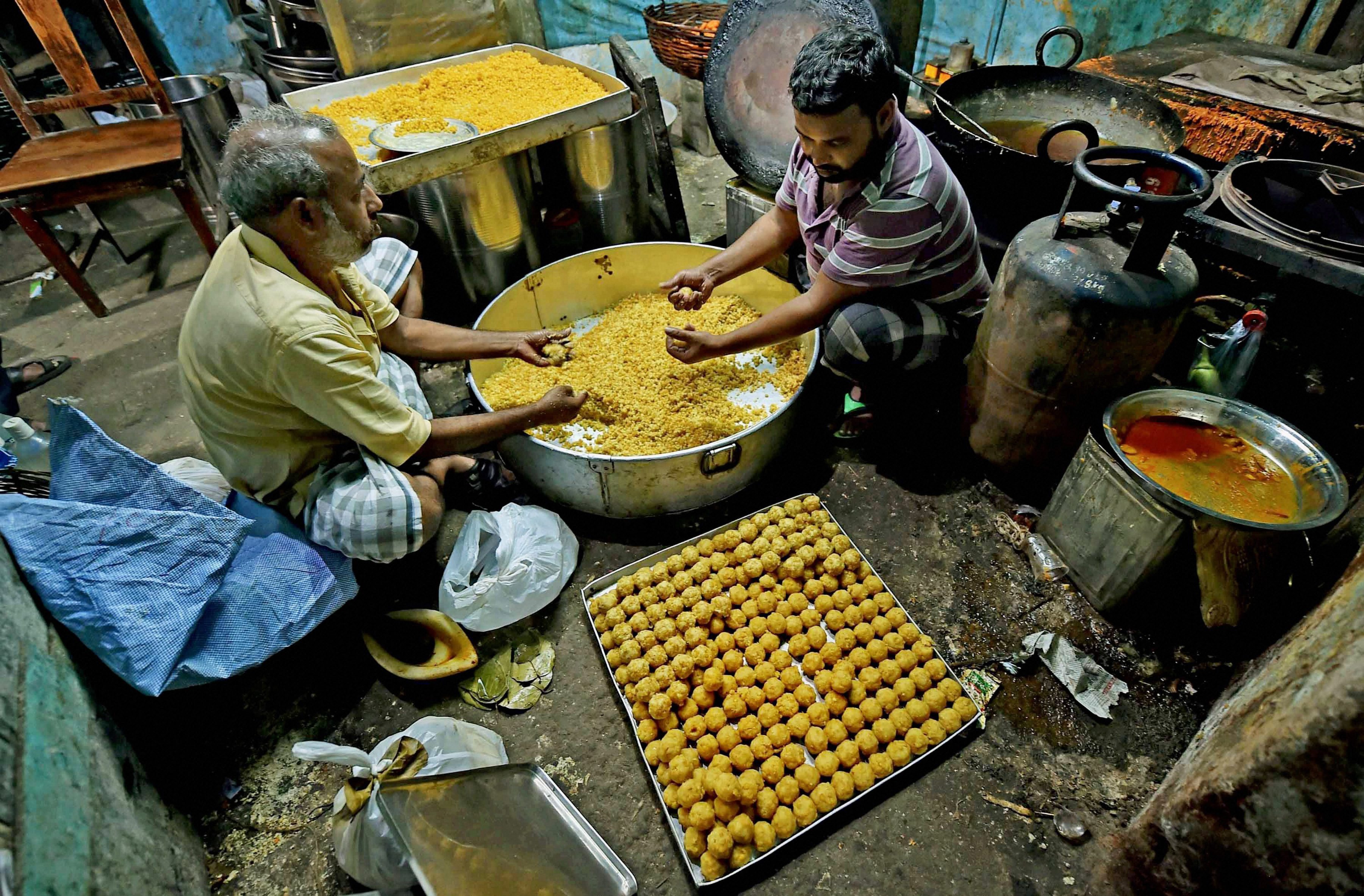 दिवाली की तैयारियां, विरोध की आवाज़ें और फैशन शो