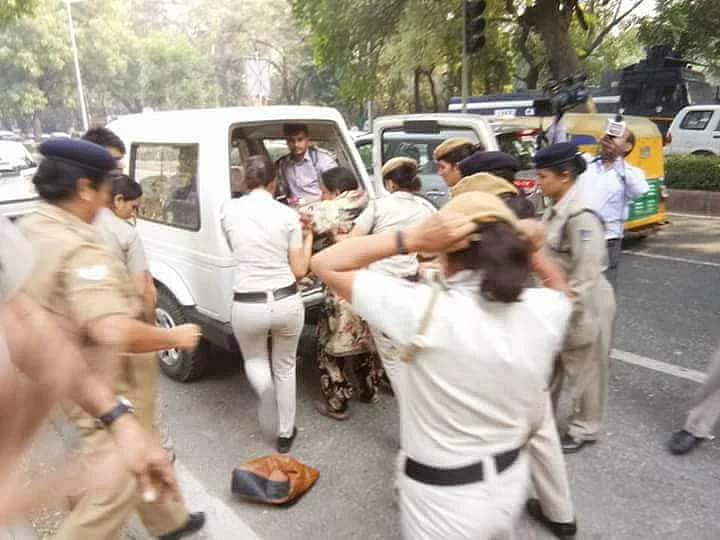 बेटे के लिए दर-दर भटकती नजीब की मां से बदसुलूकी, घसीटकर ले गई पुलिस