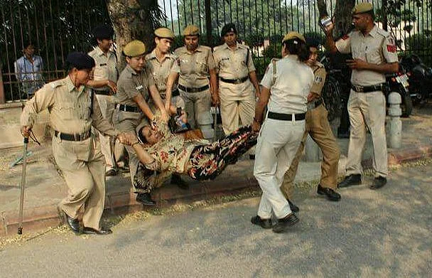 बेटे के लिए दर-दर भटकती नजीब की मां से बदसुलूकी, घसीटकर ले गई पुलिस