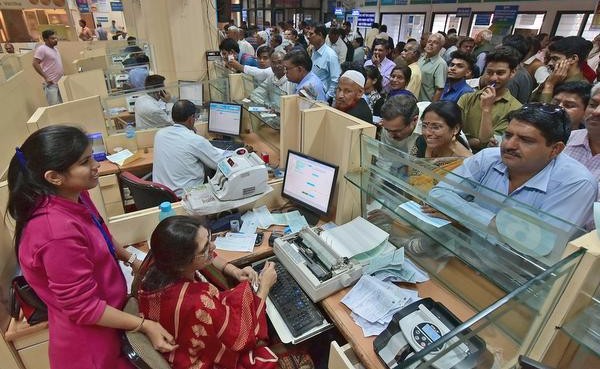 नोटबंदी त्रासदी का एक वर्ष : बैंक कर्मचारियों ने भुगता है दर्द, अभी तक नहीं मिला है ओवरटाइम का पैसा