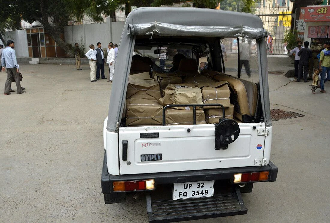 बीजेपी कार्यालय के बाहर खड़ी गाड़ी/ फोटो: सोशल मीडिया 