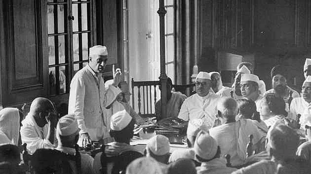 लोकतंत्र को चुनावी राजनीति की बैसाखी नहीं, देश का प्राण तत्व समझते थे नेहरू