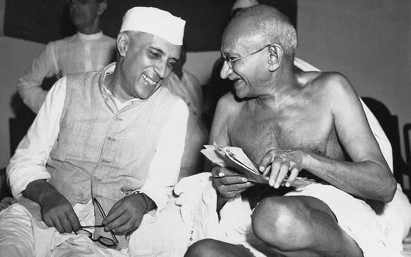 नेहरू ने गांधी के विचारों पर चलकर भारत को आधुनिक विश्व के सामने खड़ा किया