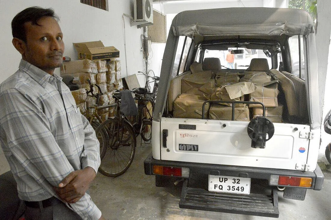 पुलिस की गाड़ी में बीजेपी की चुनाव सामग्री/ फोटो: सोशल मीडिया 