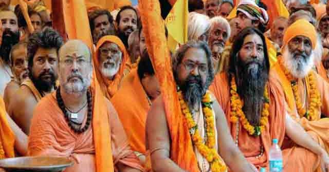 योगी सरकार पर भड़के साधु-संत, कहा, गुजरात चुनाव से फुरसत मिले तो यूपी पर भी दें ध्यान