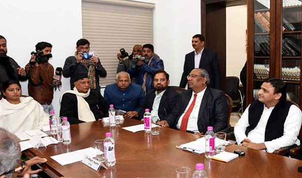 ईवीएम में धांधली के मुद्दे पर अखिलेश यादव ने बुलाई सर्वदलीय बैठक, ‘आप’ का दावा, गड़बड़ी से जीत रही है बीजेपी चुनाव