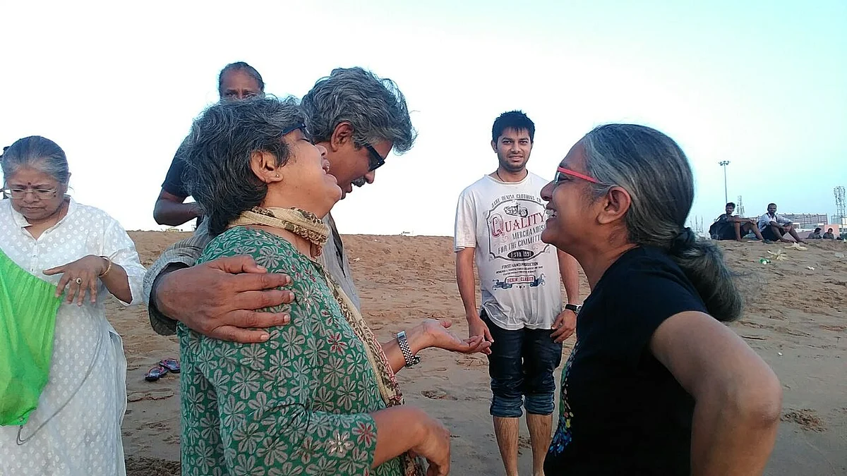 नीलाभ के अंतिम अवशेष प्रकृति में विलीन: सागर मिले कौन से जल में, कोई जाने न...