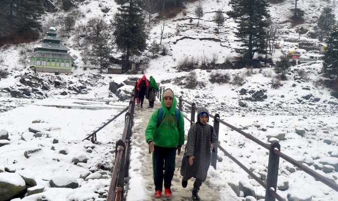 पहाड़ों में बर्फबारी से बदला मौसम का मिजाज, मैदानी इलाकों में बढ़ी ठंड
