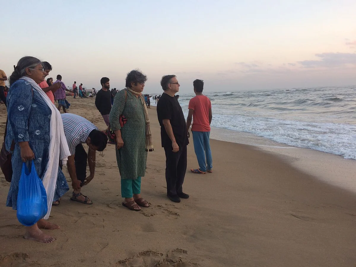 नीलाभ के अंतिम अवशेष प्रकृति में विलीन: सागर मिले कौन से जल में, कोई जाने न...