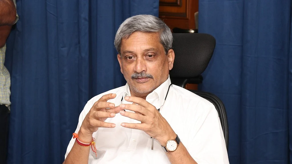 मनोहर पर्रिकर के बयान के खिलाफ महिलाओं ने सोशल मीडिया पर पोस्ट कीं बीयर पीते हुए अपनी तस्वीरें
