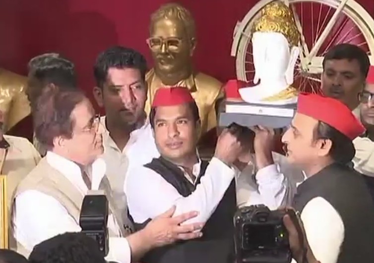 उपचुनाव में हार के बाद बीजेपी को एक और झटका, योगी सरकार में मंत्री स्वामी प्रसाद मौर्य के दामाद सपा में शामिल