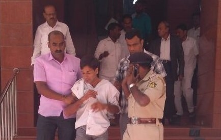 कर्नाटकः लोकायुक्त पर ऑफिस में घुसकर चाकू से हमला, हमलावर गिरफ्तार