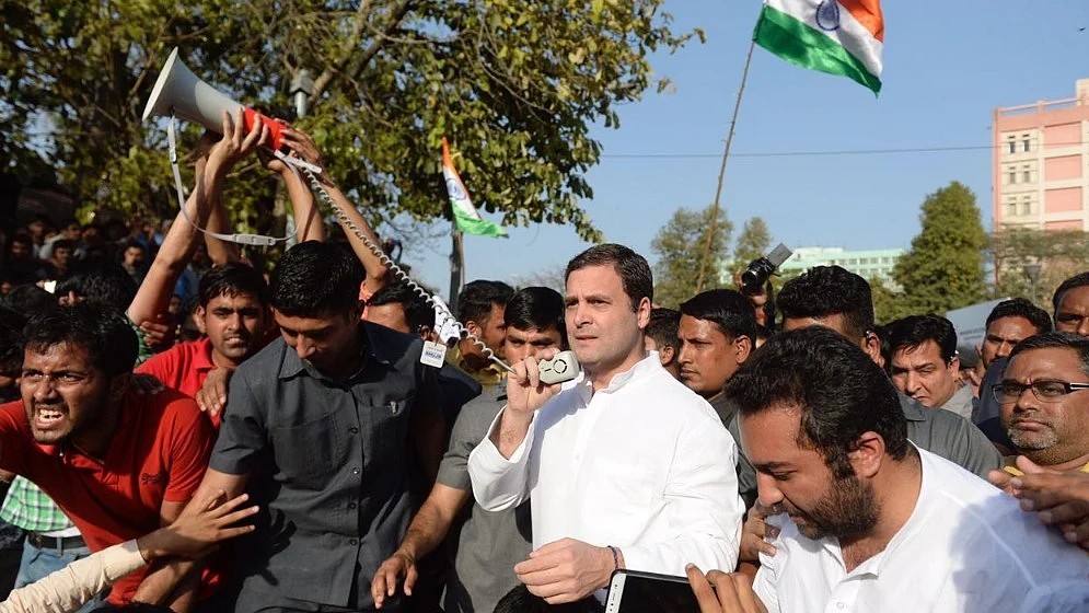 एसएससी घोटाला: आंदोलनकारी छात्रों से मिले राहुल गांधी, केंद्र पर लगाया छात्रों के भविष्य से खिलवाड़ का आरोप