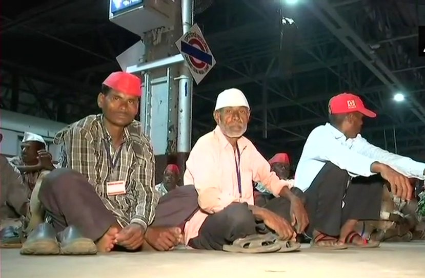 महाराष्ट्र : सरकार से लिखित आश्वासन के बाद किसानों ने वापस लिया आंदोलन, विशेष ट्रेनों से घर वापसी शुरु