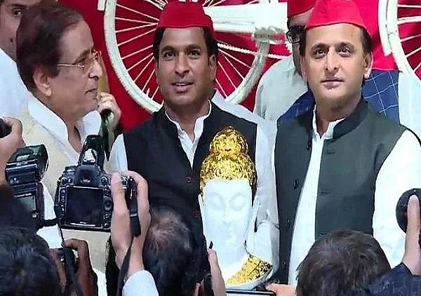 उपचुनाव में हार के बाद बीजेपी को एक और झटका, योगी सरकार में मंत्री स्वामी प्रसाद मौर्य के दामाद सपा में शामिल