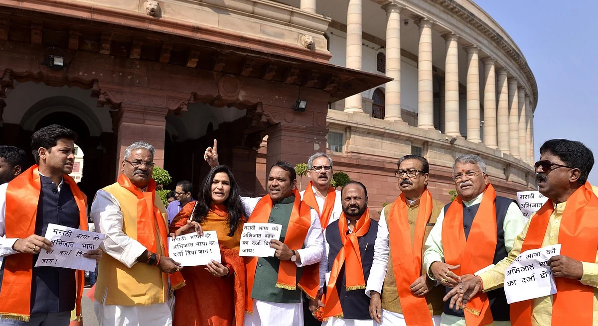 फूलों पर मंडराता मेंढक और हाथों में उड़ता जेट विमान