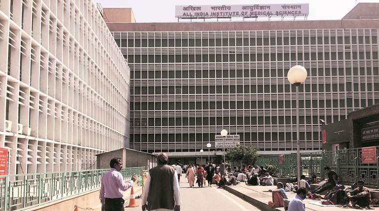 दिल्ली एम्स: रेजीडेंट डॉक्टरों की हड़ताल से मरीज हलकान, साथी डॉक्टर से हुई मारपीट से हैं नाराज