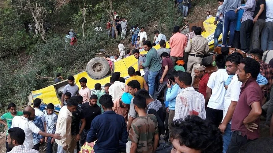 हिमाचल प्रदेशः भीषण सड़क हादसे में 20 बच्चों की मौत, 150 फीट गहरी खाई में गिरी स्कूल बस