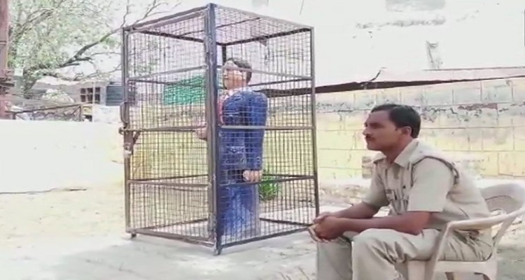 उत्तर प्रदेशः हिफाजत के लिए लोहे के पिंजरे में कैद की गई अंबेडकर की मूर्ति, विवाद होने पर हटाया गया पिंजरा