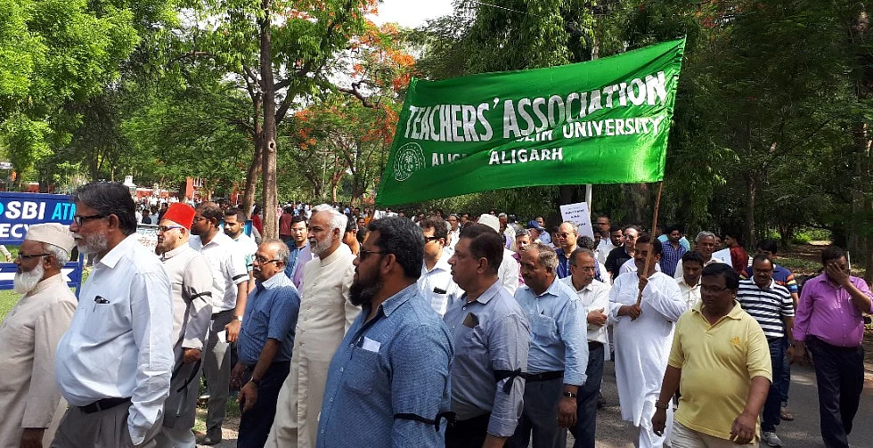 अलीगढ़: जिन्ना के बहाने कैंपस में तनाव पैदा करने के सांप्रदायिक मंसूबों को विफल कर रहा है एमएमयू का आंदोलन