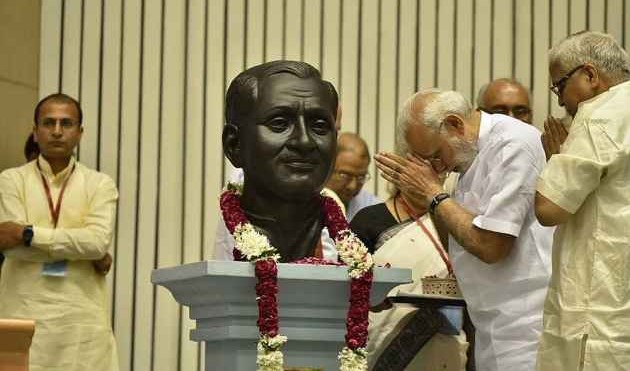 वक्त-बेवक्त: असमानता, अज्ञानता और संविधान-विरोध पर आधारित है दीनदयाल उपाध्याय और आरएसएस के सपनों का भारत