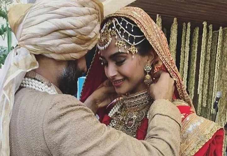 एक-दूजे के हुए सोनम कपूर और आनंद आहूजा, पंजाबी रीति-रिवाज से हुई शादी