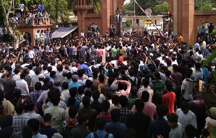 बीजेपी की कोशिशों के बावजूद अलीगढ़ में सौहार्द कायम, एएमयू बन रहा एकता का केंद्र