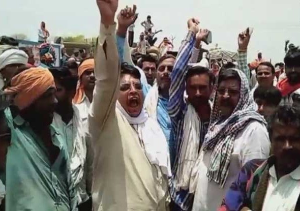 यूपी: बांदा में जिस समय कृषि मंत्री बता रहे थे गेहूं खरीद के आंकड़े, पुलिस बरसा रही थी किसानों पर लाठियां