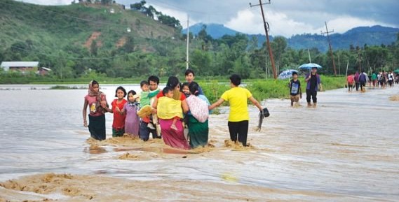 पूर्वोत्तर के राज्यों में भारी बारिश से बाढ़ जैसे हालात, सैकड़ों लोग पानी में फंसे, स्कूल-कॉलेज बंद