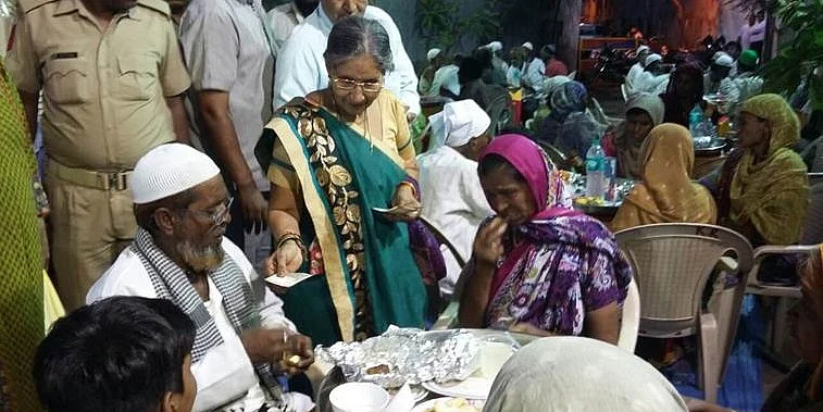 गुजरात: अहमदाबाद में आयोजित इफ्तार पार्टी में शामिल हुईं पीएम मोदी की पत्नी जशोदाबेन