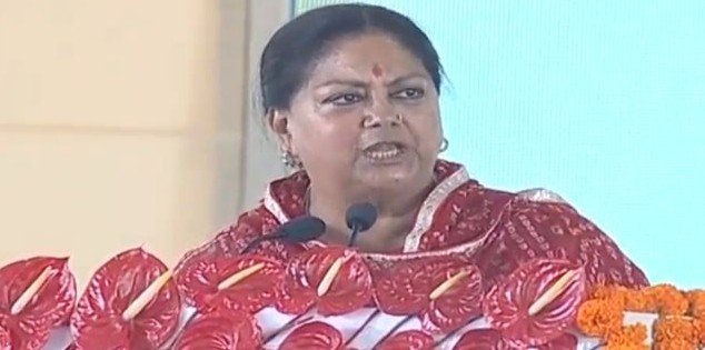 राजस्थान: वसुंधरा सरकार ने जारी किया विवादित फरमान, दफ्तर में कर्मचारियों के जींस-टीशर्ट पहनने पर लगाई रोक
