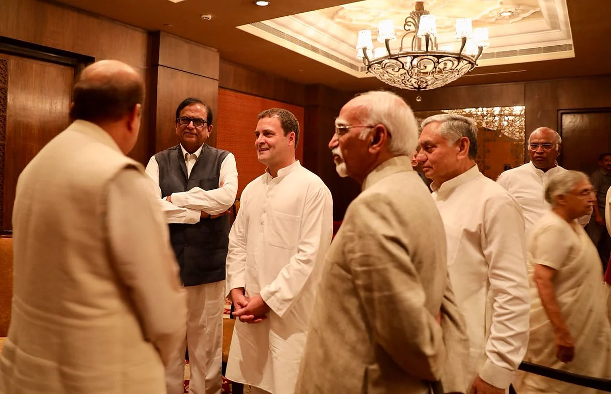 राहुल गांधी की इफ्तार पार्टी: प्रणब मुखर्जी, प्रतिभा पाटिल, मनमोहन सिंह समेत कई बड़े नेता हुए शामिल