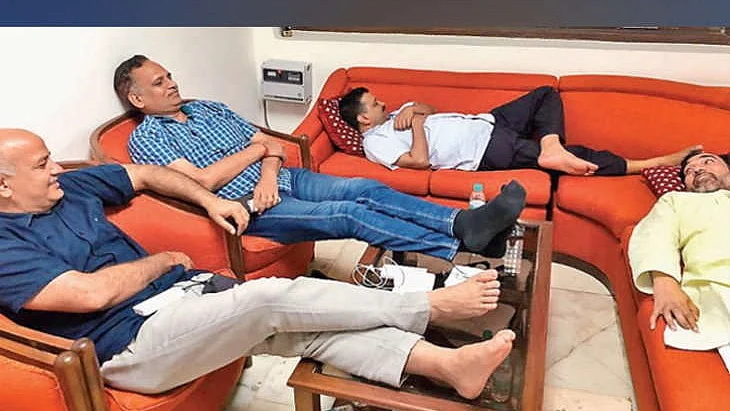 दिल्ली सरकार एलजी के घर में 18 घंटे से धरने पर, ट्वीट पर दोहराई मांगें, सत्येंद्र जैन ने शुरु किया बेमियादी अनशन