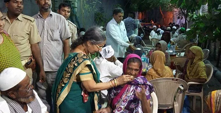 गुजरात: अहमदाबाद में आयोजित इफ्तार पार्टी में शामिल हुईं पीएम मोदी की पत्नी जशोदाबेन